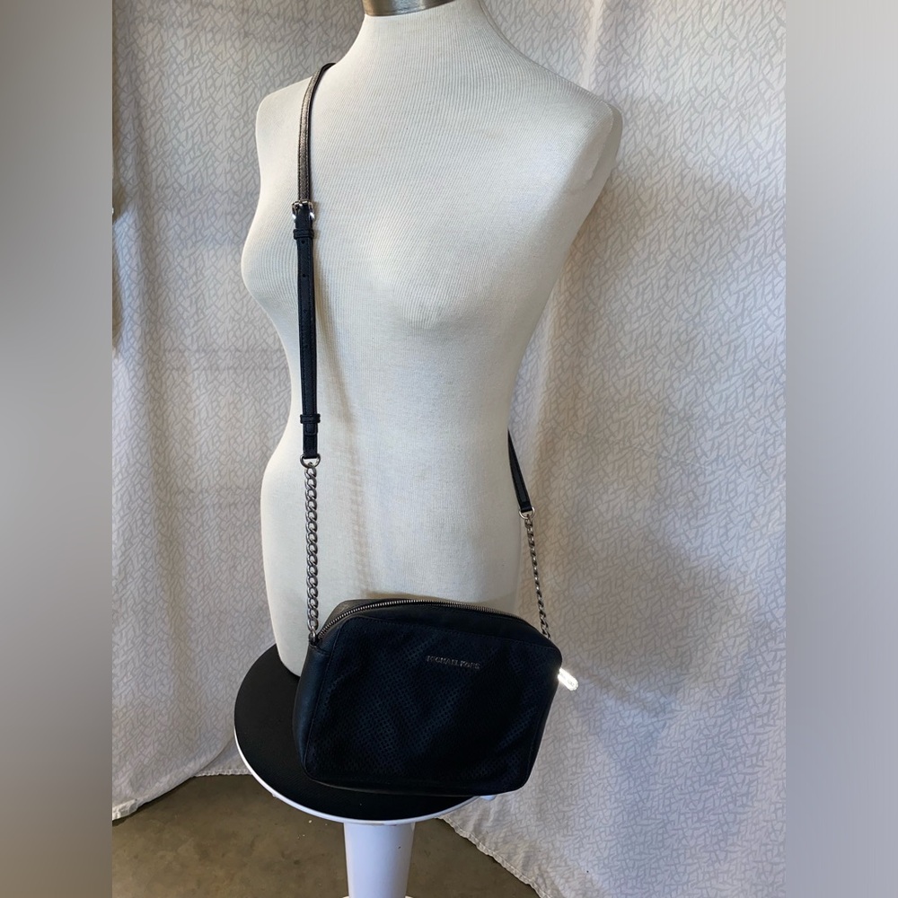 Michael Kors Jet Set black shoulder bag with gold logo